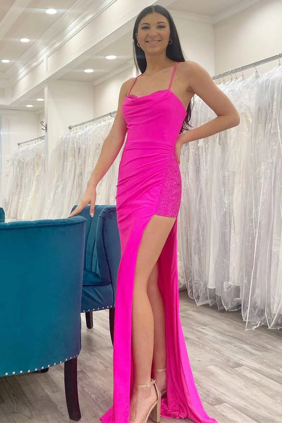 Vestido de fiesta con cuello vuelto, cordones y abertura